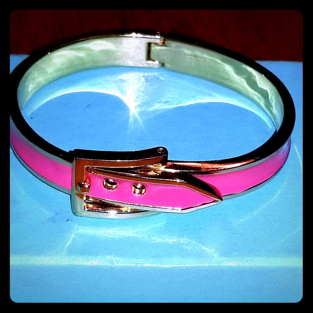 Pink hinged buckle spade style bracelet